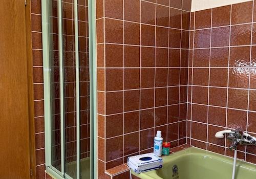 2 tes Badezimmer mit Wanne und Dusche