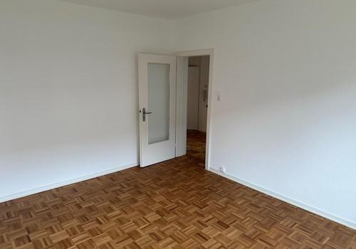 Schlafzimmer/ Blick in Wohnung