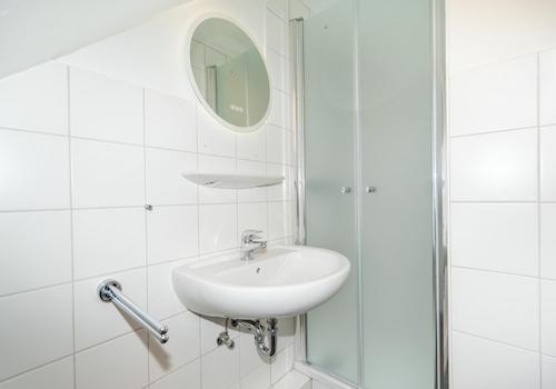 Badezimmer mit Dusche