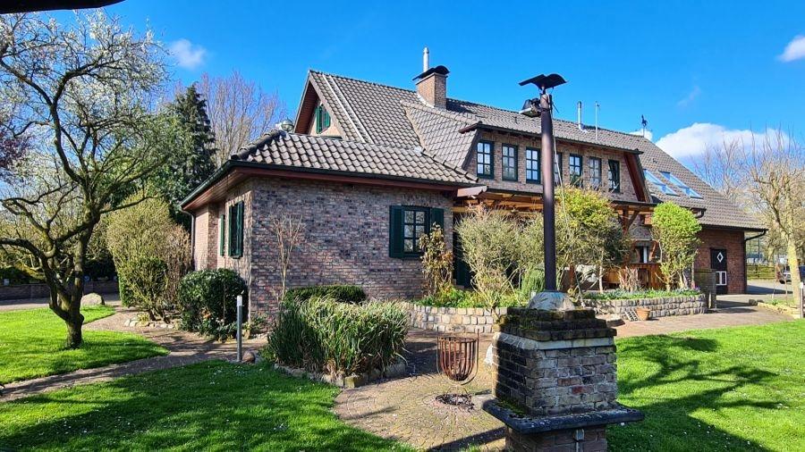 Blick auf Grill u. Hausfassade von der Südseite aus