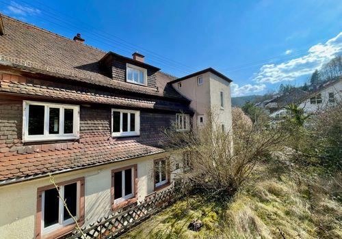 Rückseite Haus mit Garten