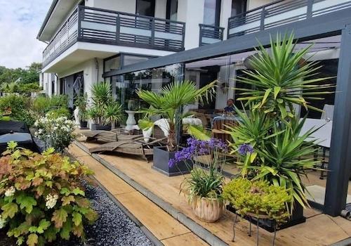 Gartenansicht mit Wintergarten