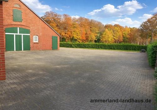 Große gepflasterte Zufahrt