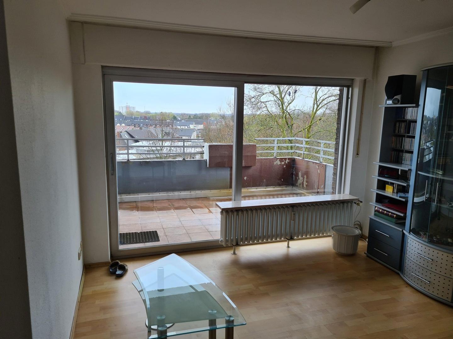 Wohnzimmer mit Balkon