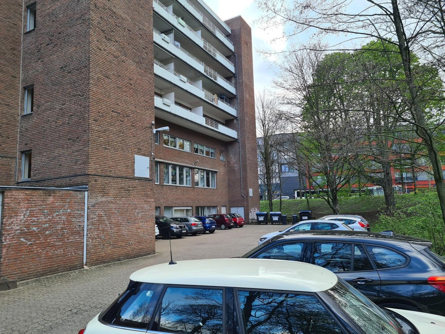 Stellplatz hinter dem Gebäude