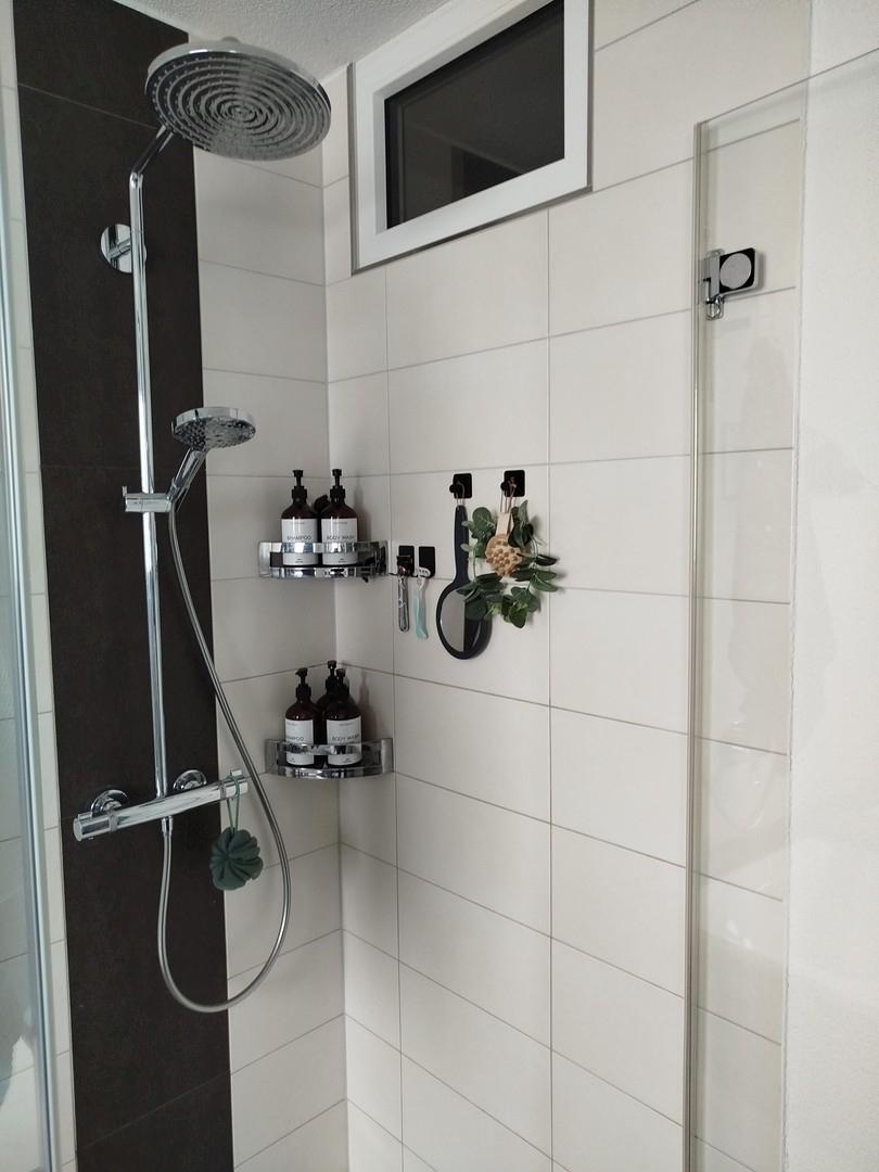 Dusche mit Regenwald-Duschkopf