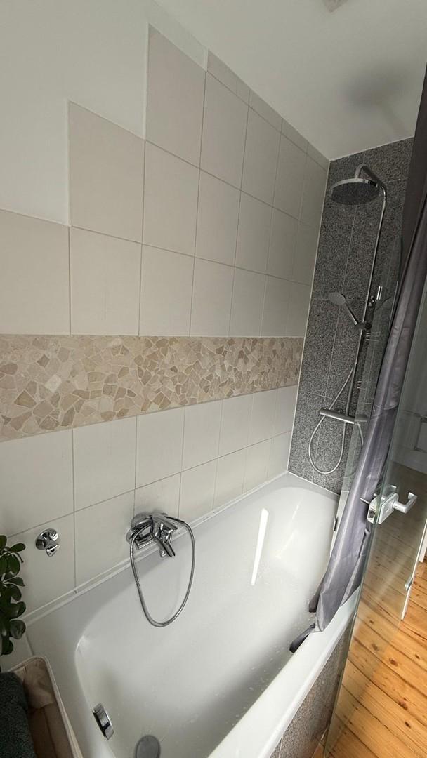 Badewanne mit Glastür