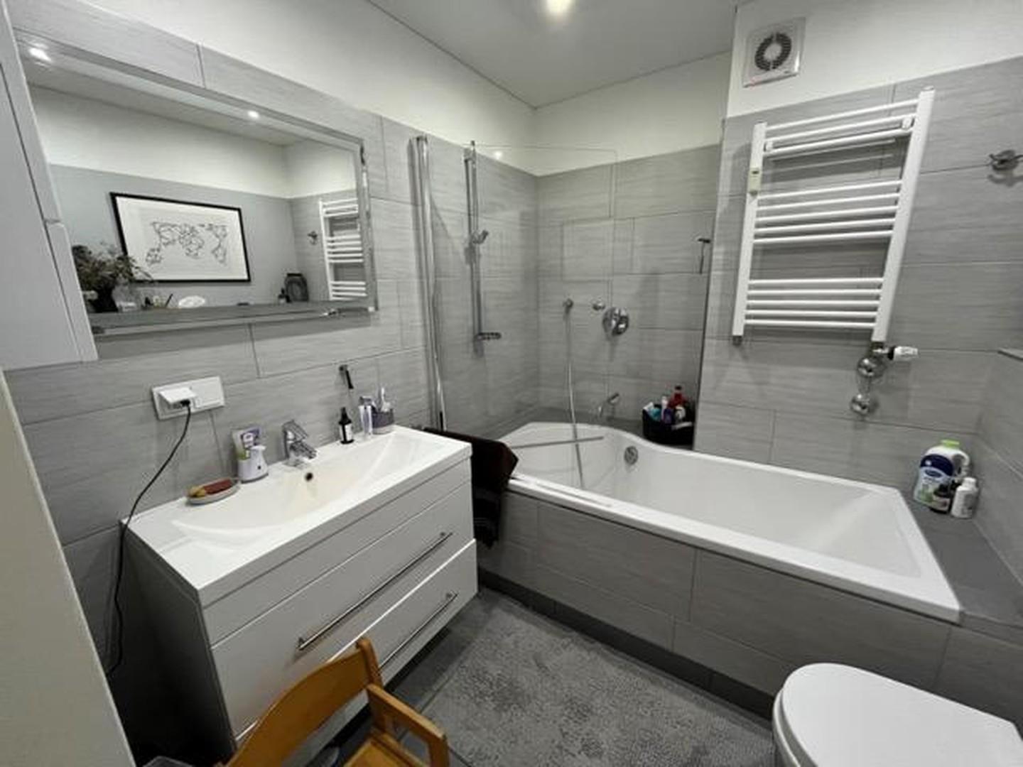 Bad mit Wanne und Dusche