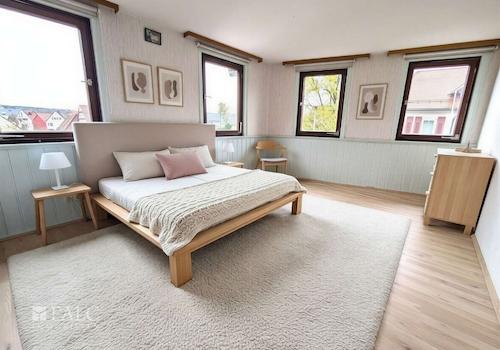 Elternschlafzimmer im Altbau - (KI generiert)