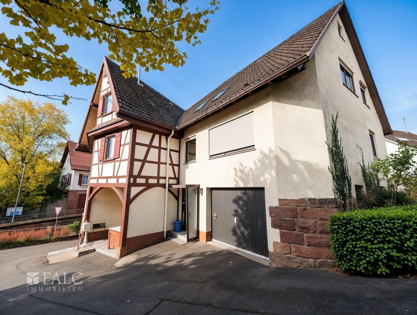 Außenansicht mit Garage (KI)