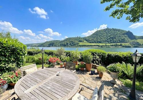 Terrasse mit Rheinblick
