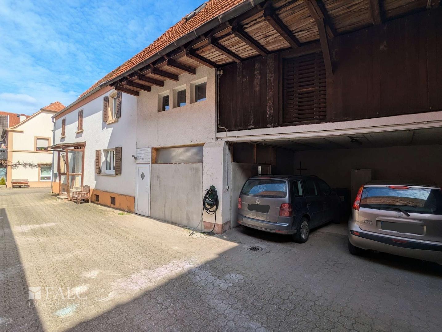 Carport im Hof