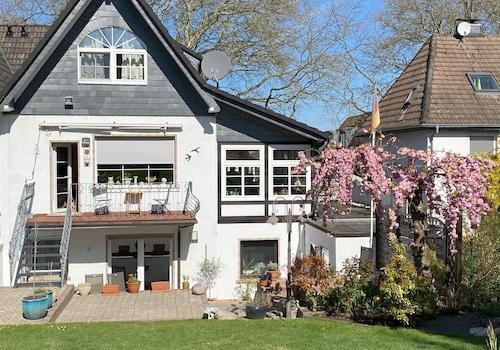 Blick auf Haus vom Garten