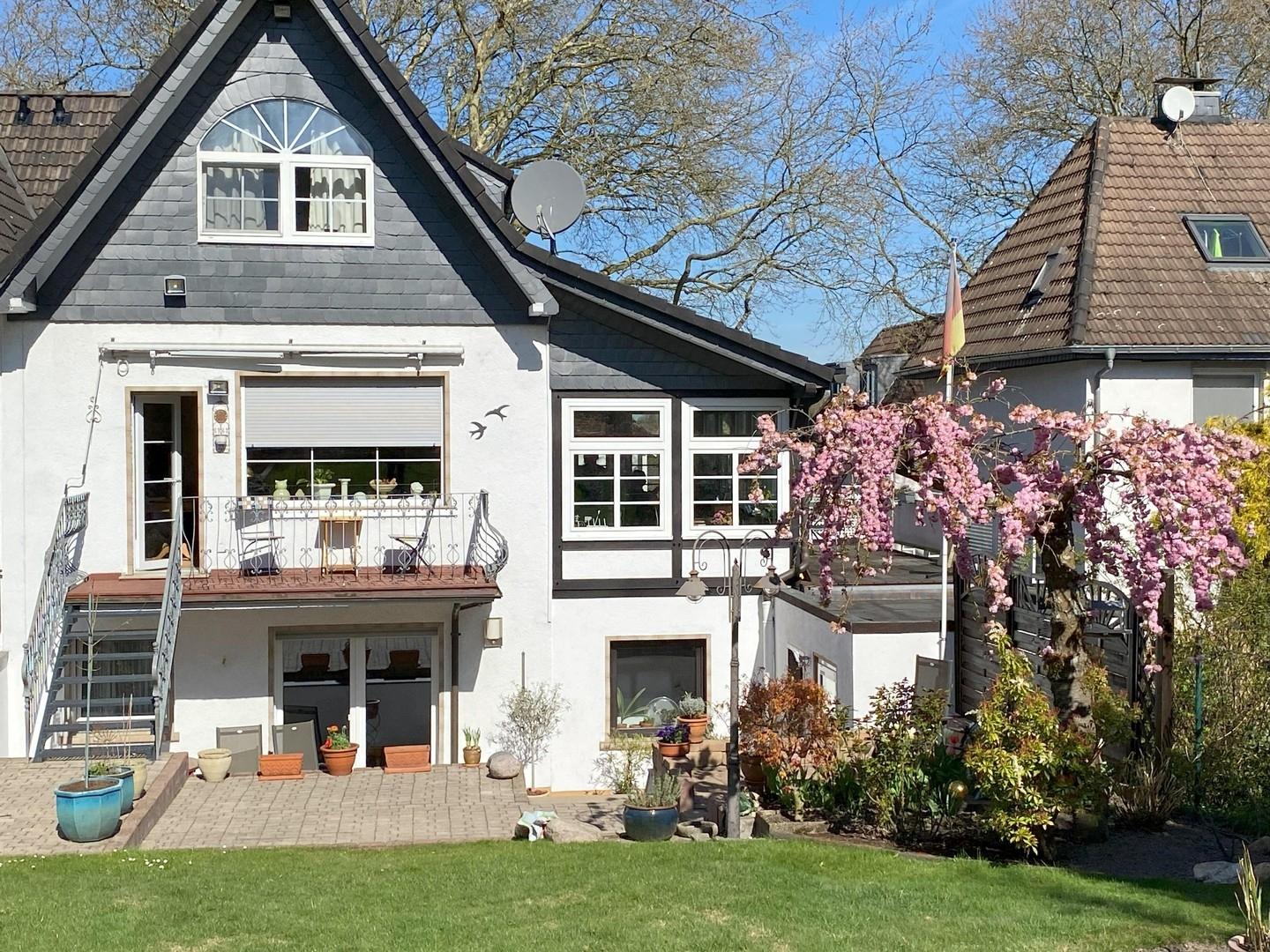 Blick auf Haus vom Garten