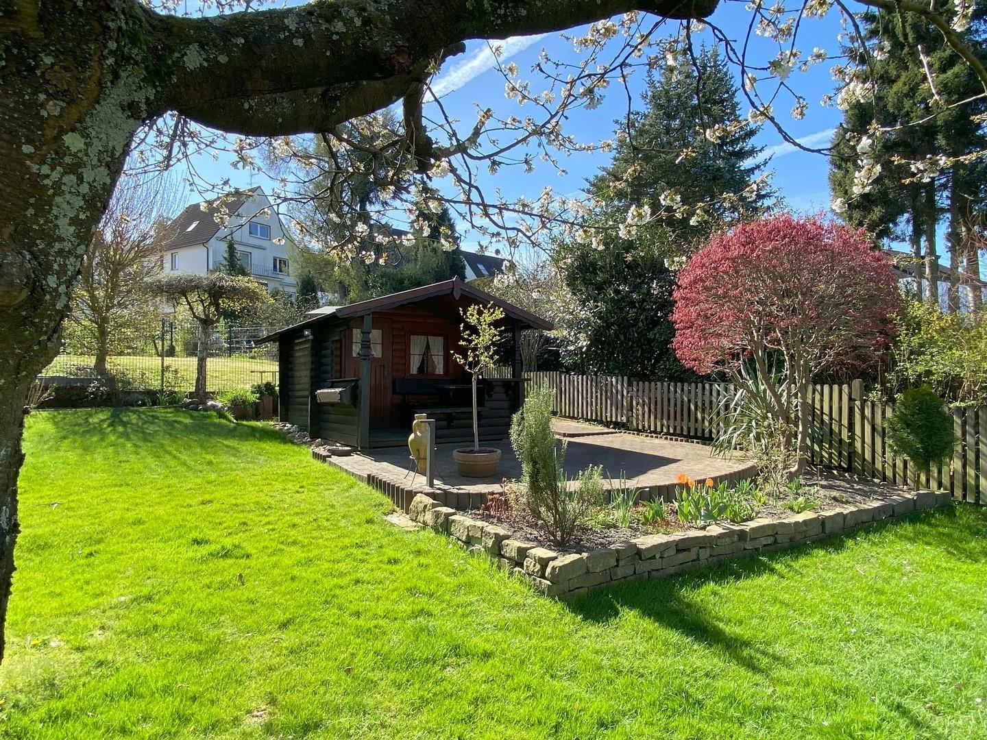 Blick auf das Gartenhaus 