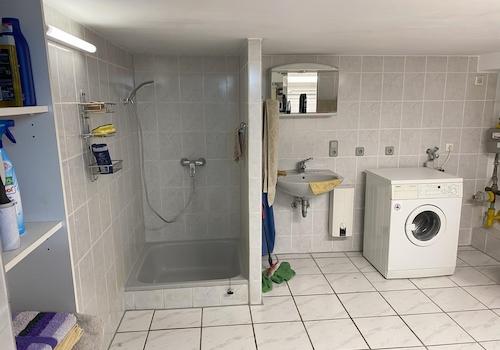Hauswirtschaftsraum mit Dusche