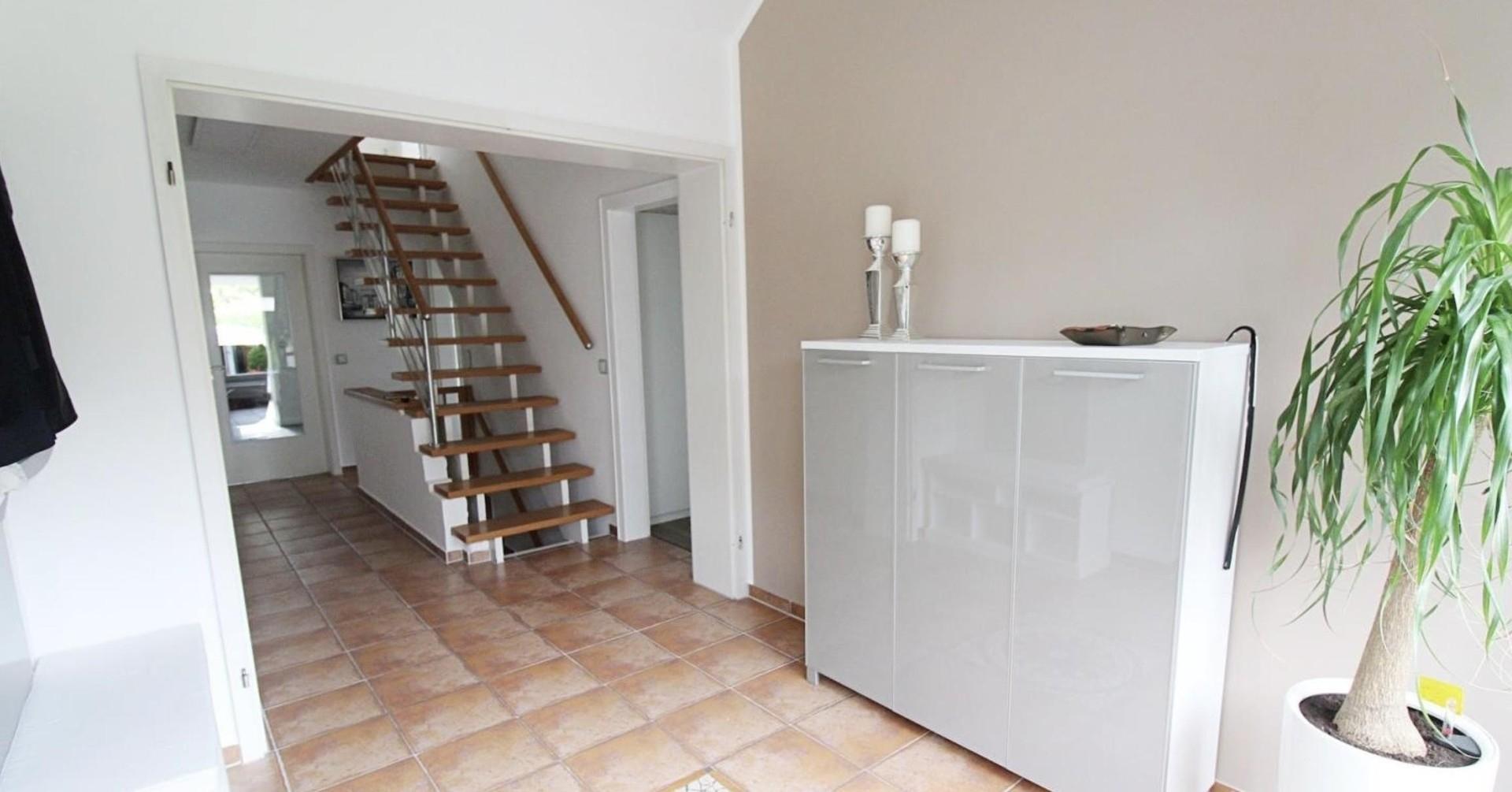 Flur mit Treppe zum 1.OG