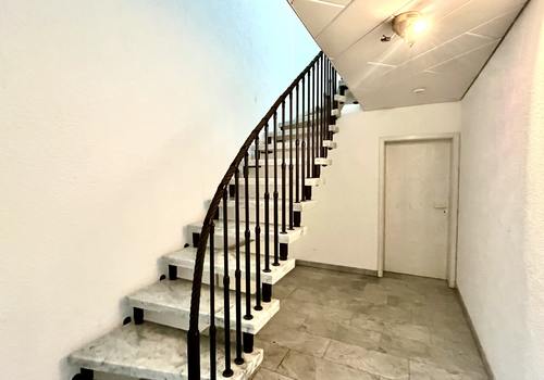 Eingangsbereich EG mit Zugang zum Keller und zum Heizraum