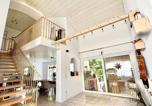 Wohn- und Essbereich mit Galerieblick