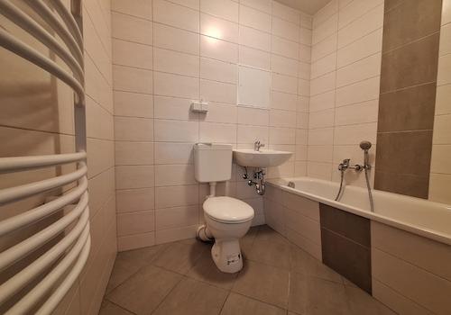 gefliestes Bad mit Wanne