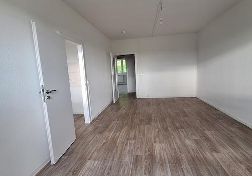 geräumiges Wohnzimmer