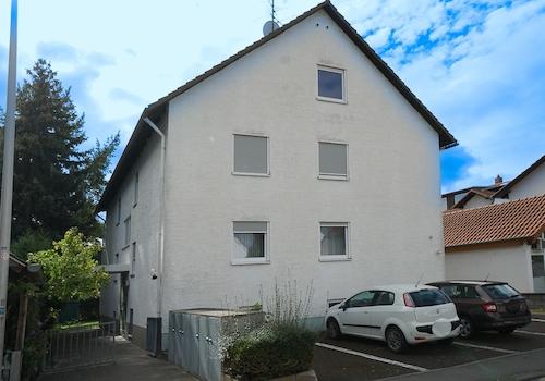 Haus mit Stellplätzen