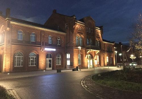 Außenansicht bei Nacht