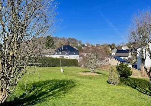 weitläufiger Garten