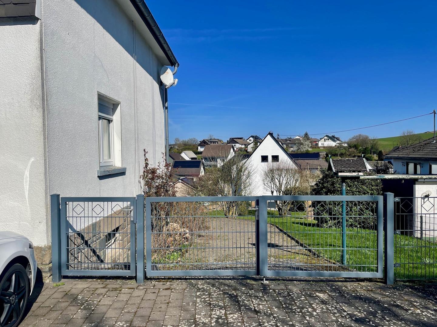 Zufahrt hinter das Haus