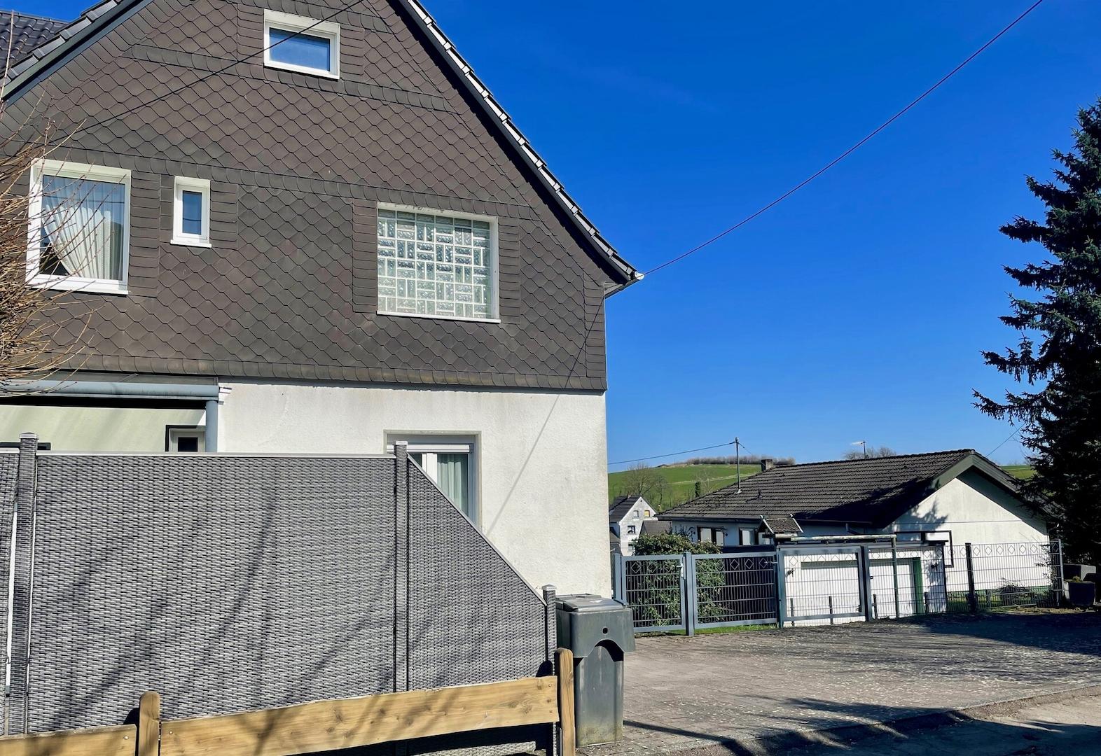 Stellplätze neben dem Haus