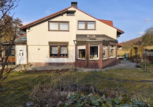 Hausfront mit Wintergarten