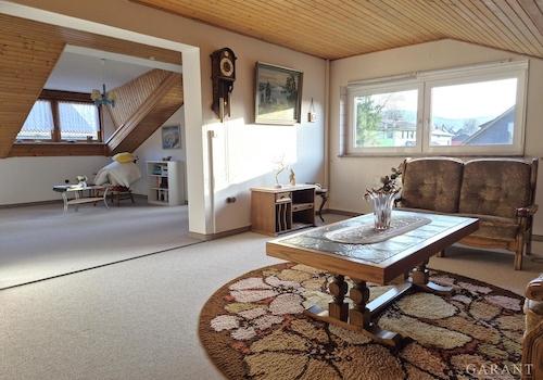 Großes offenes Zimmer Dachgeschoss