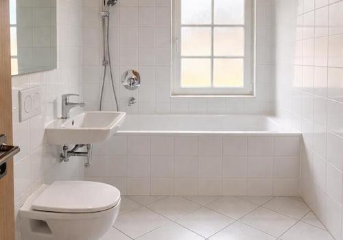 Tageslichtbad m. Wanne u. WC