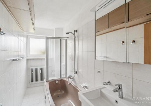 Helles Badezimmer mit Fenster