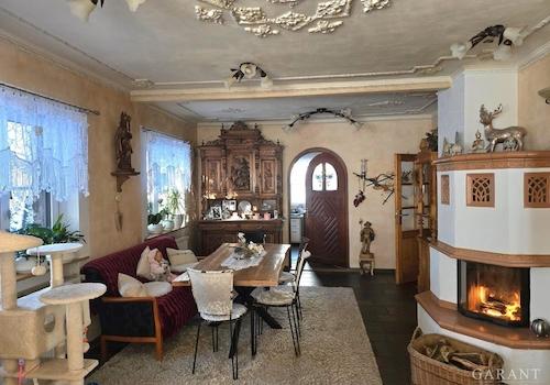 Essecke im Wohnzimmer mit Kachelofen