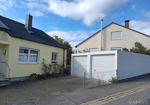 Hofeinfahrt mit Doppelgarage