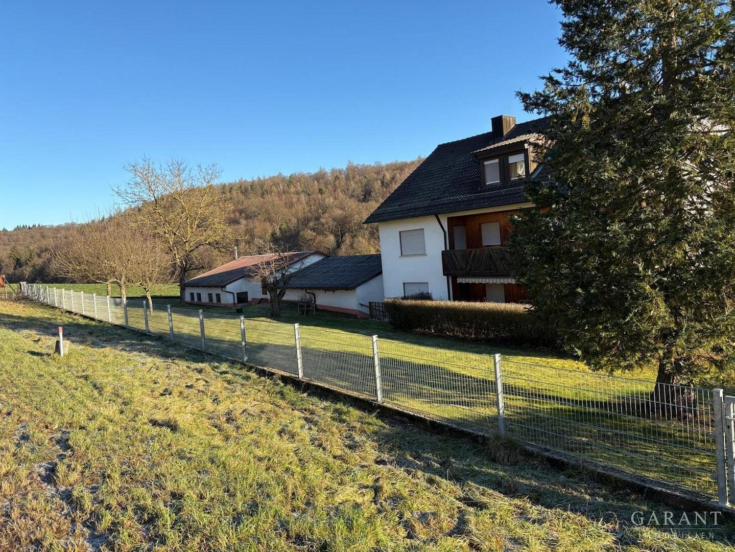 Straßenansicht Immobilie mit Garagen