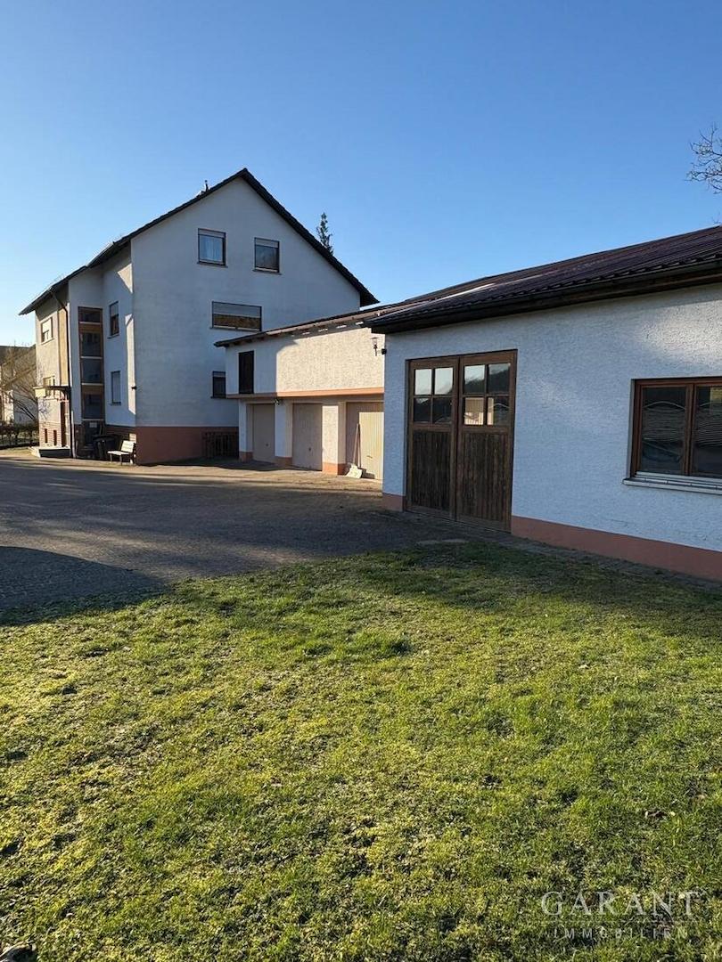 Hofansicht Immobilie mit Garagen