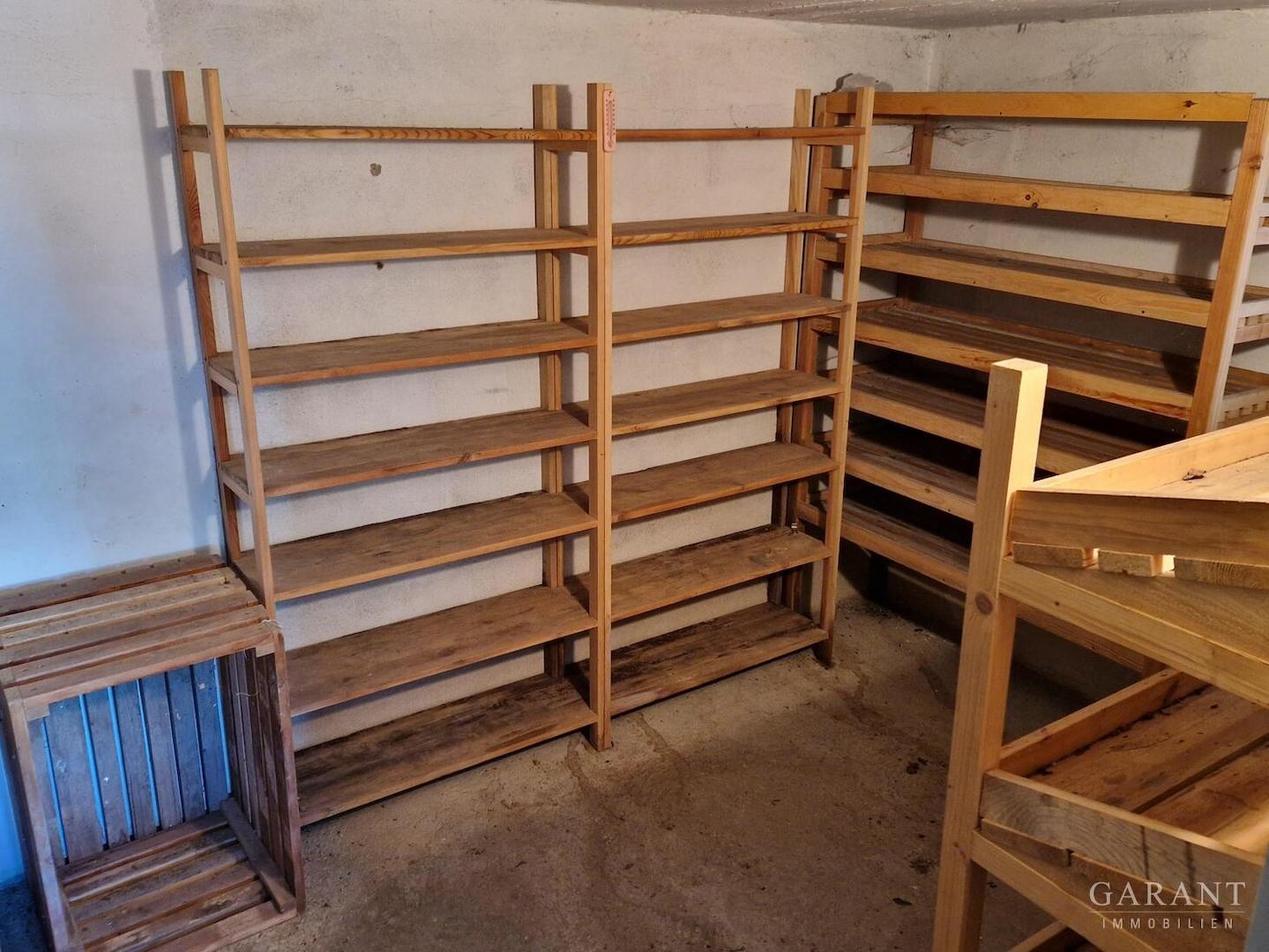 Weinkeller EG (von der Garage aus zugänglich)