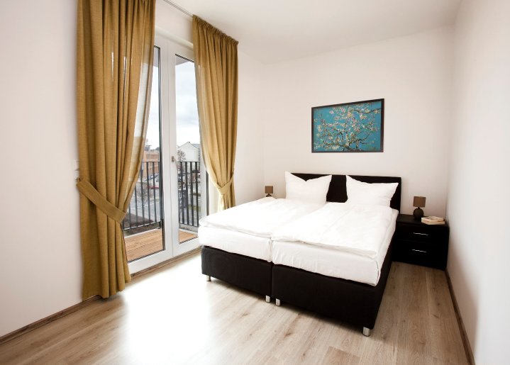 Schlafzimmer mit Balkonzugang - Musterwohnung 