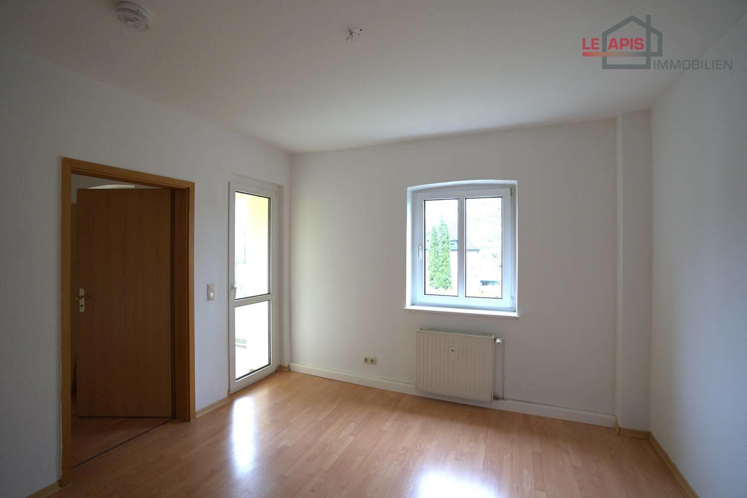 Zimmer 1 m. angrenzedem halben Zimmer u. Zugang Balkon Bild 2