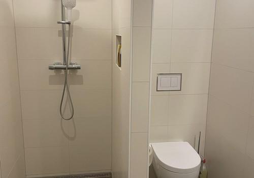 WC + 2. Dusche im Wannenbad