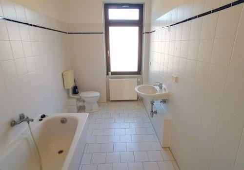 Tageslichtbad mit Wanne