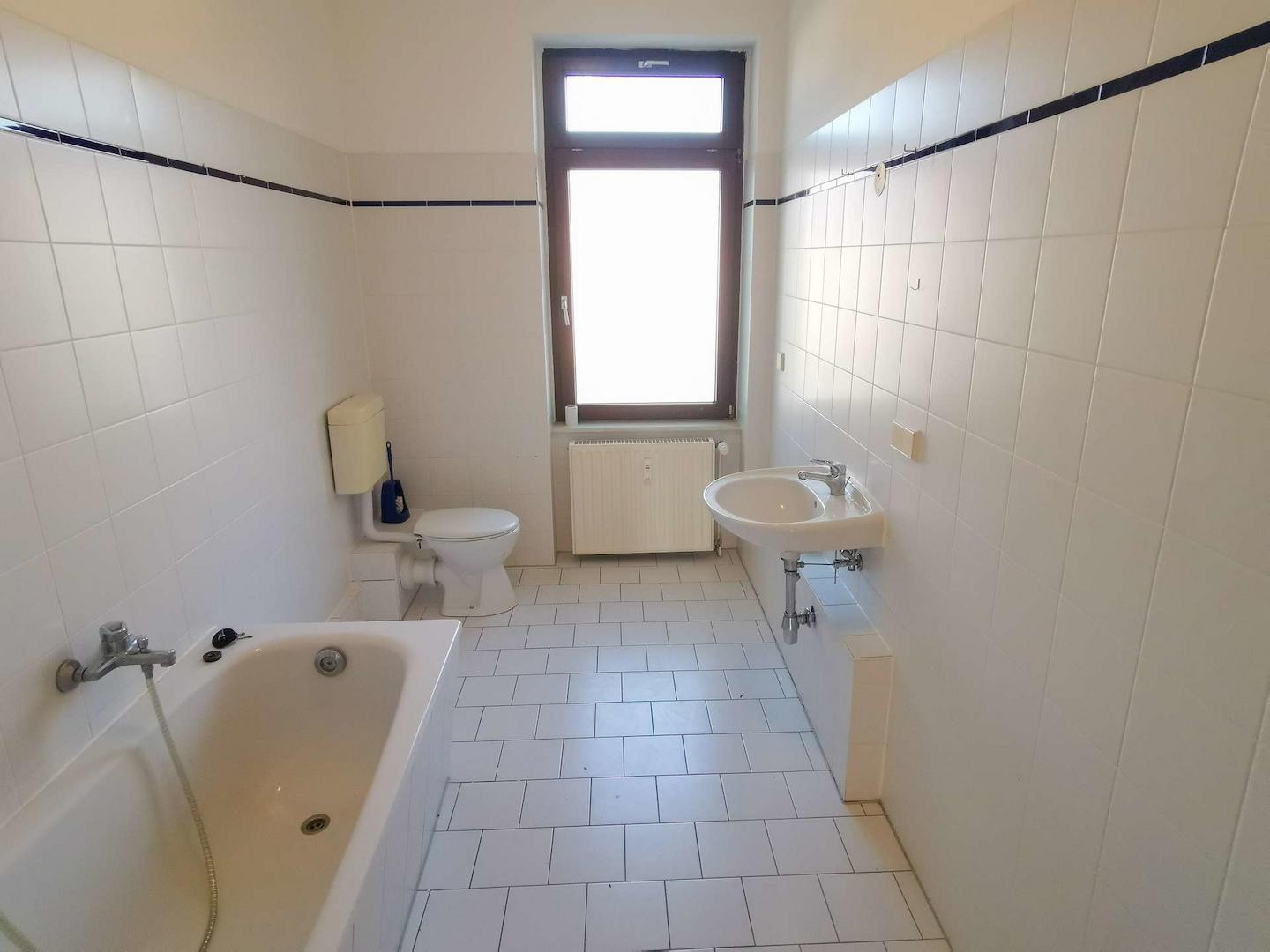 Tageslichtbad mit Wanne