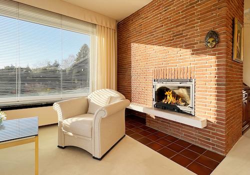 Wohnzimmer mit Kamin