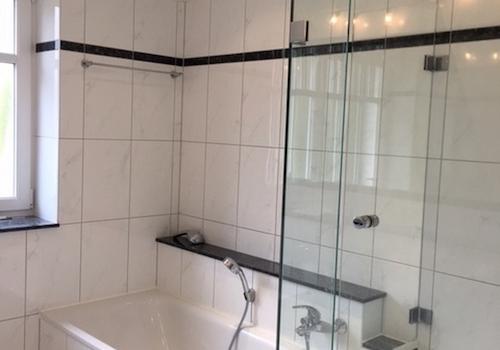 Badezimmer mit Wanne u.Dusche