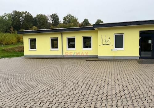 Frontansicht mit PKW -Stellplätzen