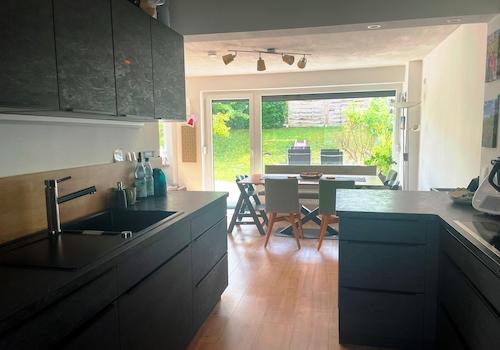 Blick aus der Küche ins Grüne