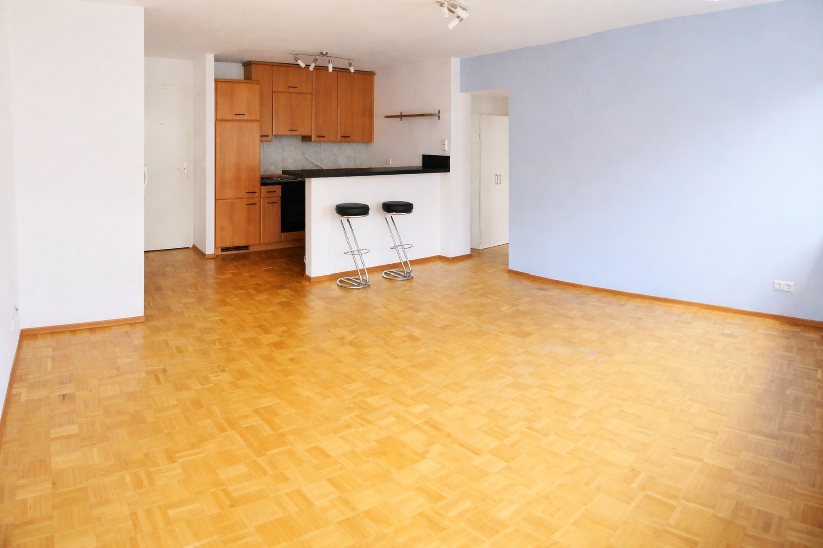 Wohnzimmer mit offener Küche