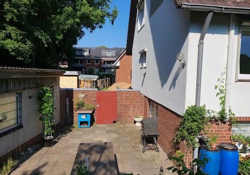 Terrasse mit Tor zur Auffahrt